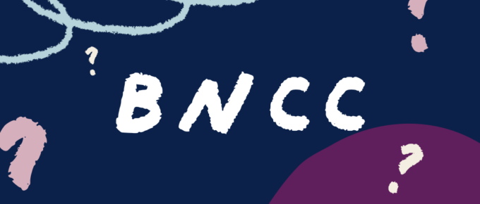 Em um fundo azul escuro, com detalhes em tons de roxo e azul mais claro, temos escrito em branco "BNCC" com interrogações em volta.