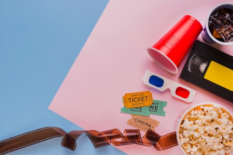 objetos que relembram filme, como óculos 3D, bilhetes de cinema, pipoca.