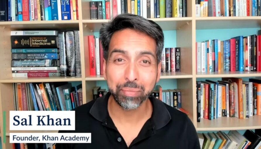 imagem do fundador da Khan, Sal Khan, olhando para a câmera e ao fundo, uma pratileira cheia de livros.