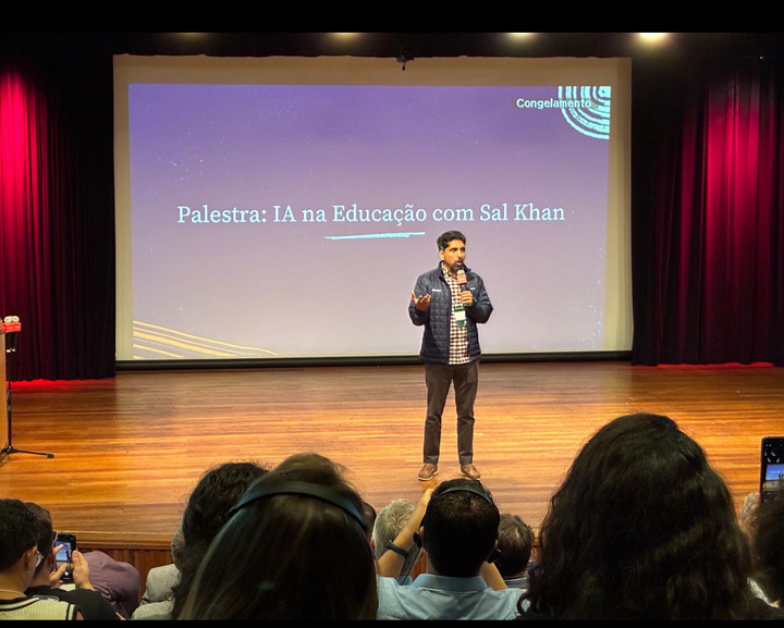 “É importante não começarmos pela IA, mas pelo problema que desejamos resolver, e a IA será parte dessa solução”, diz Sal Khan em evento promovido pela Khan Academy no Brasil